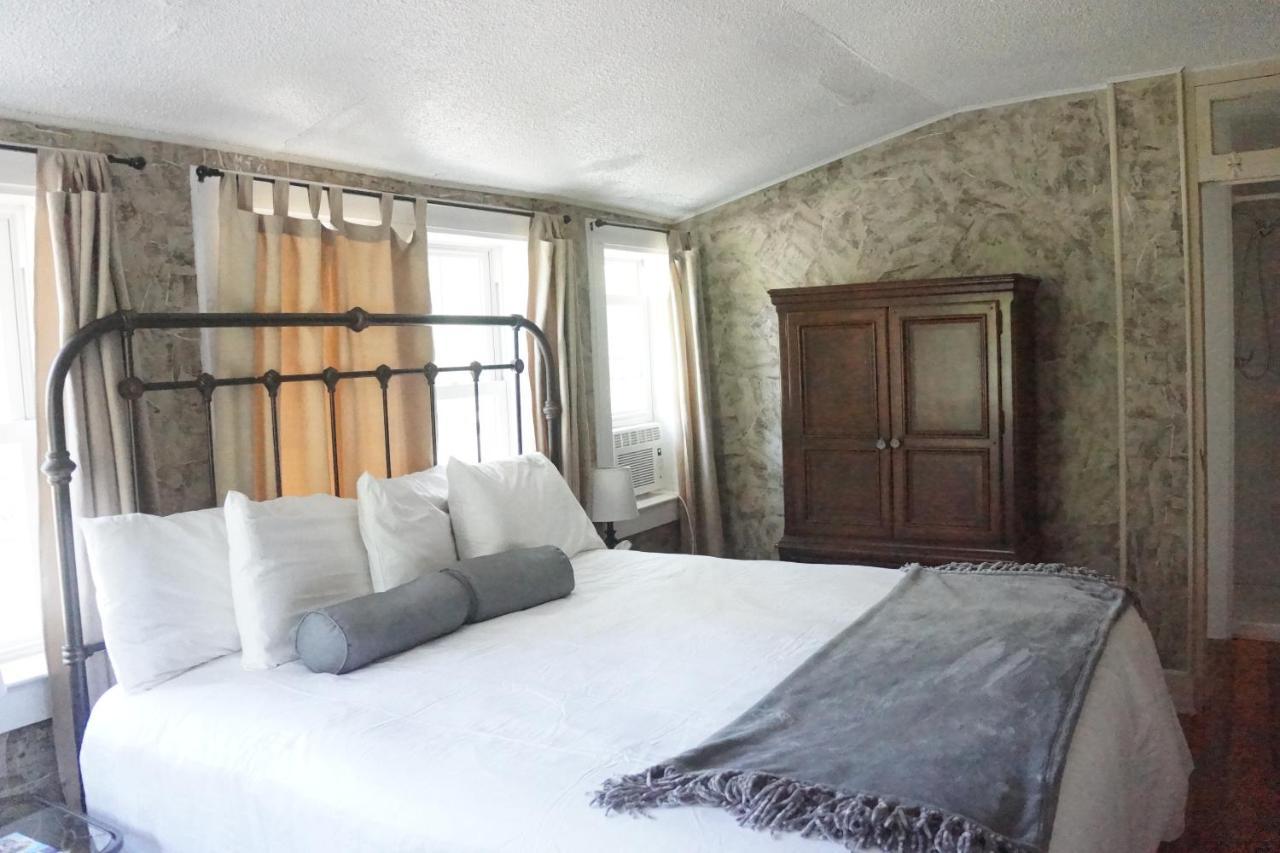 The Frogtown Inn Canadensis Exterior photo