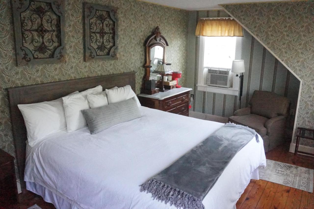 The Frogtown Inn Canadensis Exterior photo